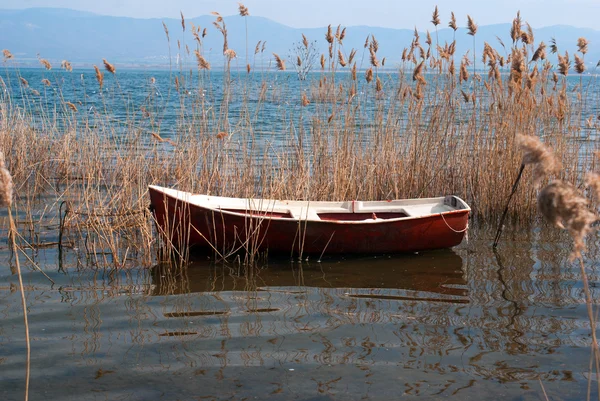 Barco de pesca tradicional en el lago Doirani Grecia — Foto de Stock