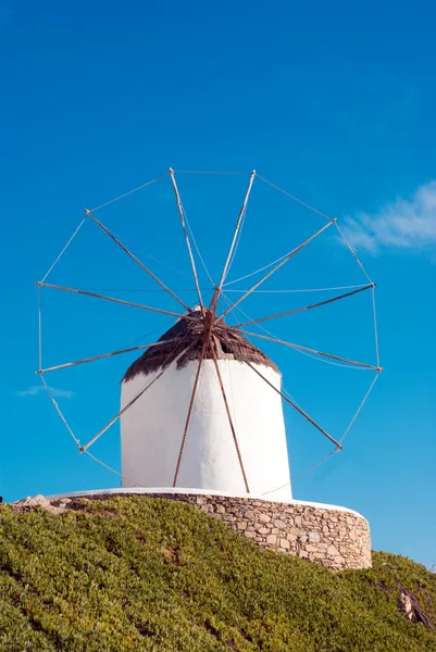 Mulino a vento tradizionale sull'isola di Mykonos, Grecia — Foto Stock