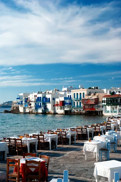 Pequeño barrio de Venecia a lo largo de la orilla de Mykonos, Grecia — Foto de Stock