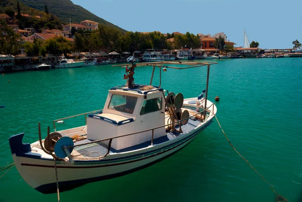 Barca da pesca tradizionale sull'isola di Lefkada Grecia — Foto Stock