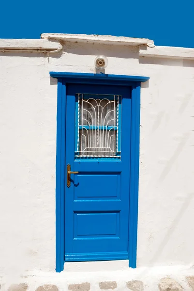 Puerta griega tradicional en la isla de Mykonos, Grecia —  Fotos de Stock