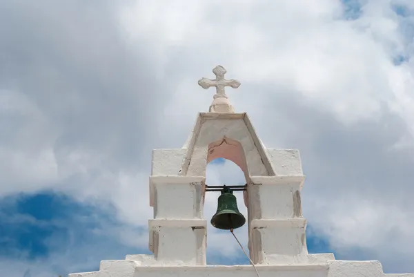 Campanario en el cielo azul en la isla de Mykonos, Grecia — Foto de Stock