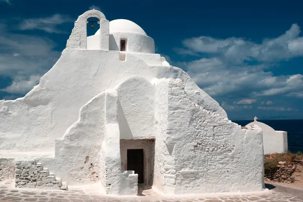 Old Paraportiani 14 century church in the clouds - the most famo — Stock Photo, Image