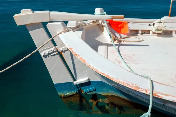 Peixes frescos com legumes e barco tradicional no mar Egeu — Fotografia de Stock