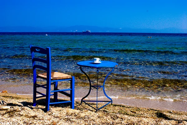 Yunanistan plajda geleneksel Yunan tablo — Stok fotoğraf