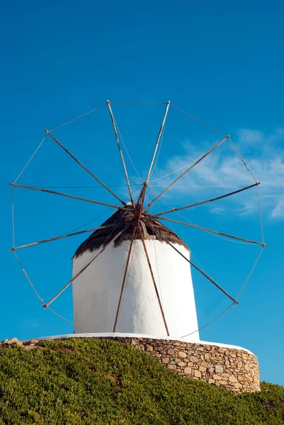 Hagyományos szélmalom Mykonos island, Görögország — Stock Fotó