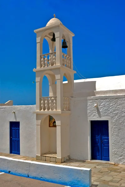 Klockstapeln på blue sky på milos island, Grekland — Stockfoto