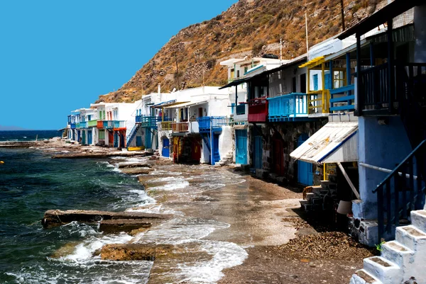 Традиционная рыбацкая деревня на острове Милош, Греция — стоковое фото