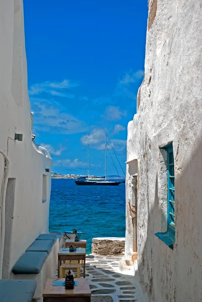 Tradycyjna aleja grecka na wyspie Sifnos, Grecja — Zdjęcie stockowe