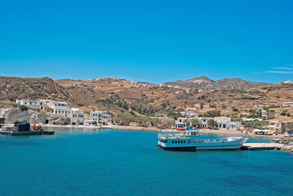 Vista panoramica del villaggio tradizionale sull'isola di Kimolos, Grecia — Foto Stock