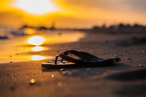 Sandali in riva al mare e tramonto — Foto Stock