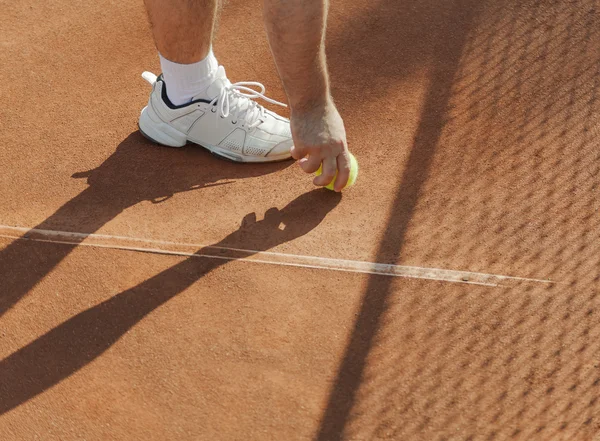 Tennisspielerin bekommt den Ball — Stockfoto