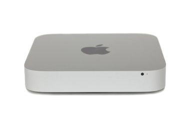 Mac mini beyaz zemin üzerine
