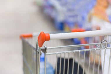 süpermarkette alışveriş sepeti
