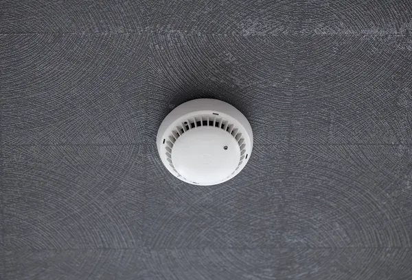 Smoke detector installed on ceiling — Stock Photo, Image