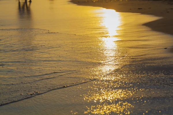 Passeio romântico na costa do mar durante o pôr do sol — Fotografia de Stock