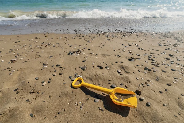 Лопата на пляже — стоковое фото