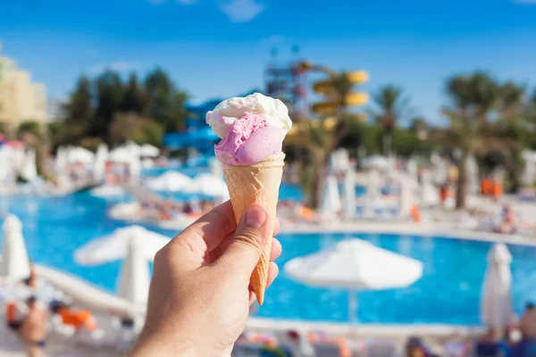 Ice cream and summer background — Stock Photo, Image