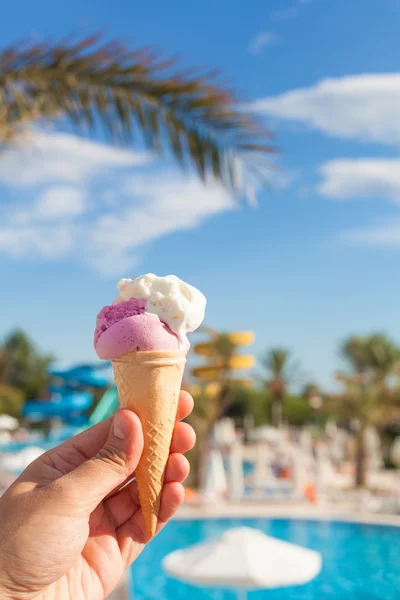 Мороженое и летний фон — стоковое фото