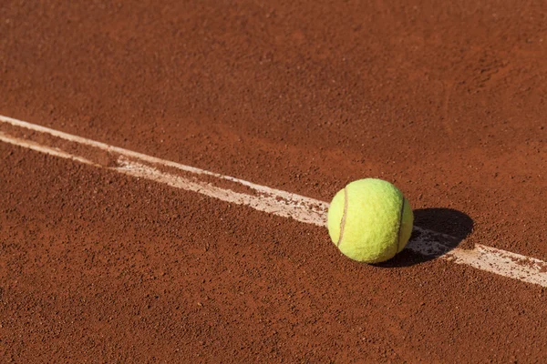 Tennisball auf der Linie — Stockfoto