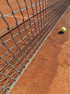 Kil sahada tenis topu