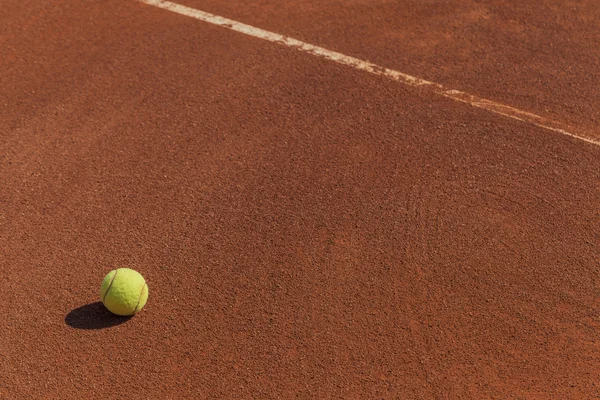 Palla da tennis vicino alla linea — Foto Stock