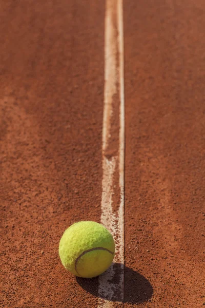 Pelota de tenis en la línea — Foto de Stock