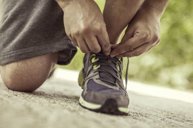 yolda spor ayakkabı bağlama