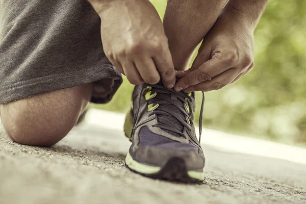 Koppelverkoop sport schoen op weg — Stockfoto