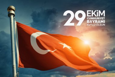 Türkiye bayrağı gün doğumunda dramatik bulutlu gökyüzü üzerinde rüzgarda dalgalanıyor. 29 Ekim Cumhuriyet Bayrami Kutlu Olsun. Tercümesi: 29 Ekim, Türkiye Cumhuriyeti Günün kutlu olsun. Türkiye 'nin ulusal bayramı. 