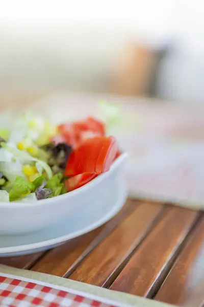 Wurfsalat mit Kopierplatz — Stockfoto