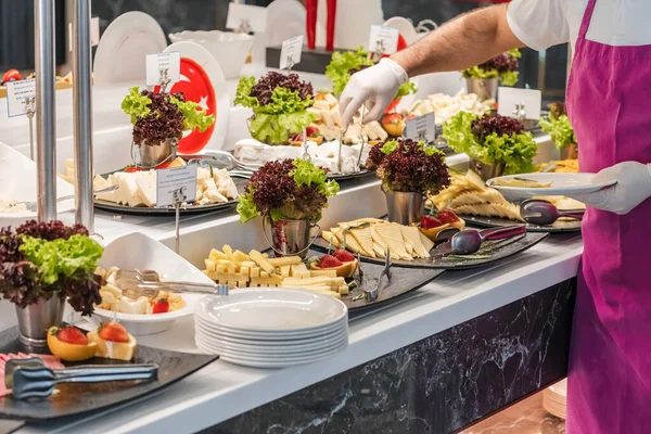 Otel Açık Büfe Kahvaltı Seçimi Servis Elemanları Servis Sırasında Tabağa — Stok fotoğraf