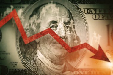 Dolar banknotunun yakın plan detayları. Birleşik Devletler için ekonomist tahminleri. Dolar banknotunda Benjamin Franklin 'in portresi aşağı doğru parlayan kırmızı ok. Durgunluğun ABD ekonomisi üzerindeki etkisi.
