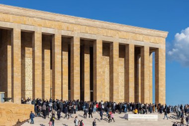 Ankara, Türkiye-09 Ocak 2022: Türk askerleri nöbet değişimi sırasında yürüyüş yapıyorlar. Ankara 'daki Anitkabir mozolesinde düzenlenen törene izleyen ve fotoğraf çeken kalabalık. 