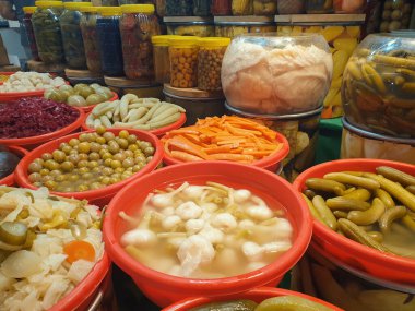 Plastik kaselerde turşu, marul, erik, salatalık, havuç, lahana, yeşil biber pancarı ve yumurta pancarının yakın plan fotoğrafı. Türk tarzı çeşitlilik, doğal geleneksel turşu. 