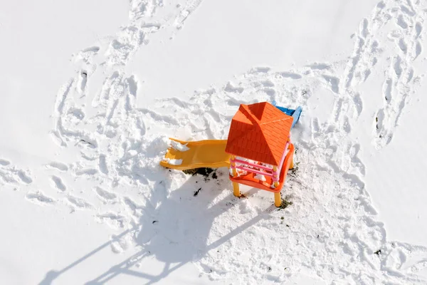 Çocuksuz Parkta Renkli Bir Kaydırak Kış Mevsiminde Kar Üzerinde Bir — Stok fotoğraf