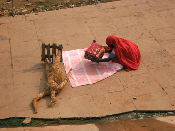 Varanasi India Noviembre 2008 Misteriosa Mujer Hindú Arreglando Coloridas Ropas — Foto de Stock