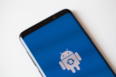 Ankara, TURKEY, Haziran 06, 2019: Sistem güncellenirken Samsung akıllı telefon ekranının Android logosuyla Macro fotoğrafı. Android telefonunda yazılım güncellemesi.