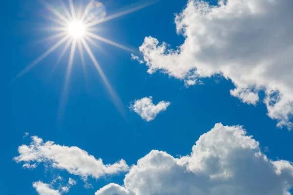 Φωτεινός Μεσημεριανός Ήλιος Και Φουσκωτά Σύννεφα Στον Γαλάζιο Ουρανό Ηλιόλουστα — Φωτογραφία Αρχείου