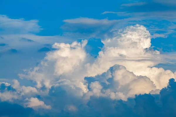 Błękitne Letnie Niebo Puszystymi Chmurami Podczas Pięknego Słonecznego Dnia Turcji — Zdjęcie stockowe