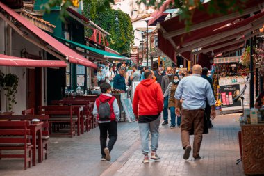 Ankara, TURKEY: 10 Ekim 2021: Ankara 'nın Altindağ ilçesinin Hamamonu ilçesinde halk öğle yemeği yiyor, geziyor veya alışveriş yapıyor.