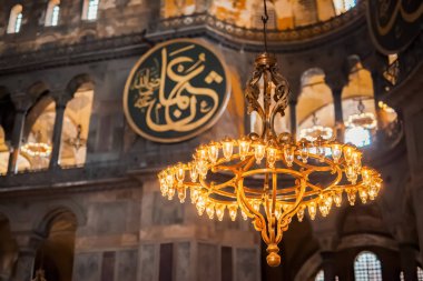 İstanbul, TURKEY: 13 Ekim 2018: İstanbul 'daki Ayasofya Camii' nin büyük kubbesine asılı büyük avize. Freskler, duvar resimleri, iç kısımda islami detaylar.. 