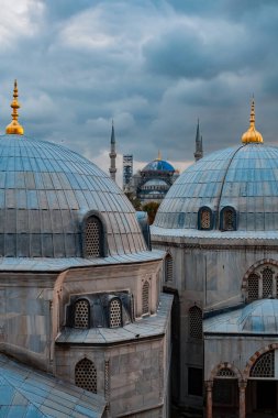 Kubbeler ve Ayasofya 'nın üst katındaki pencereden bina detayları. Mavi Cami I Sultan Ahmet Camii uzaklarda restorasyon altında. 