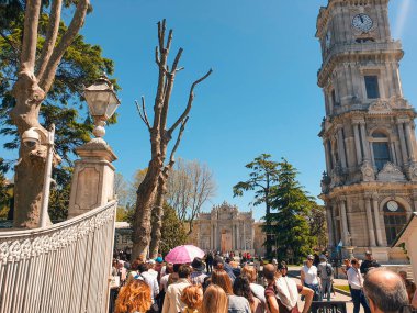 İstanbul-Türkiye: 30 Nisan 2019: İstanbul 'daki Dolmabahçe Sarayı' na girmek için kuyrukta bekleyen turistler. İstanbul 'un en bilinen tarihi eserlerinden biri. Barok ve Rococo mimarisi canlanıyor.
