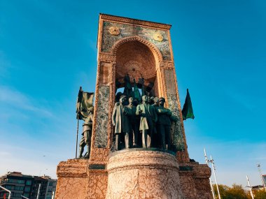 İstanbul, TURKEY: 29 Nisan 2019: Mustafa Kemal Atatürk 'ü temsil eden Cumhuriyet Anıtı ve Türkiye Cumhuriyeti' nin İstanbul 'daki Taksim Meydanı' nda kuruluşu
