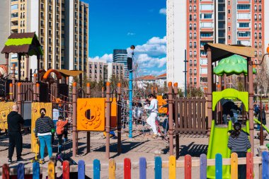 Ankara-Türkiye, 10 Nisan 2022: Parkta oynayan ve güneşli bir günde Ankara, Türkiye 'de eğlenen mutlu çocuklar. 