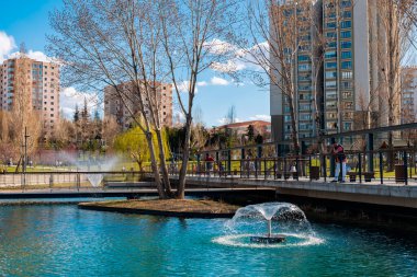 Ankara-Türkiye, 10 Nisan 2022: Ankara, Türkiye 'de güneşli bir günde dinlenen, waliking, bisiklet süren ve temiz hava alan insanlar. 