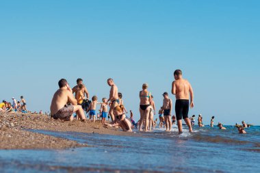 Antalya, Türkiye-29 Haziran 2021: Antalya 'da yazın güneşlenen, yüzen veya başka etkinlikler yapan turistler, Rus, Ukraynalı, İngiliz, Polonyalı ve Alman turistler için popüler bir tatil beldesi..