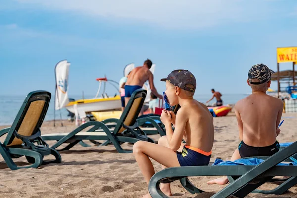 Antalya Türkei Juni 2021 Kleiner Junge Isst Einem Heißen Sommertag — Stockfoto