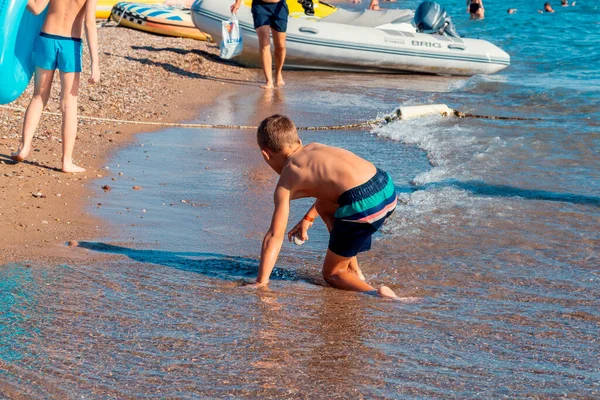 Antalya Turquia Junho 2021 Menino Brincando Com Seixos Praia Pessoas — Fotografia de Stock